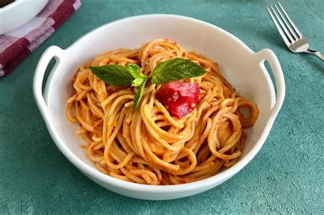 Domates Soslu Makarna Tarifi