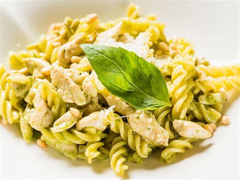 Köri Soslu Tavuklu Makarna