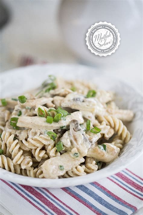 Tavuklu Mantarlı Kremalı Makarna